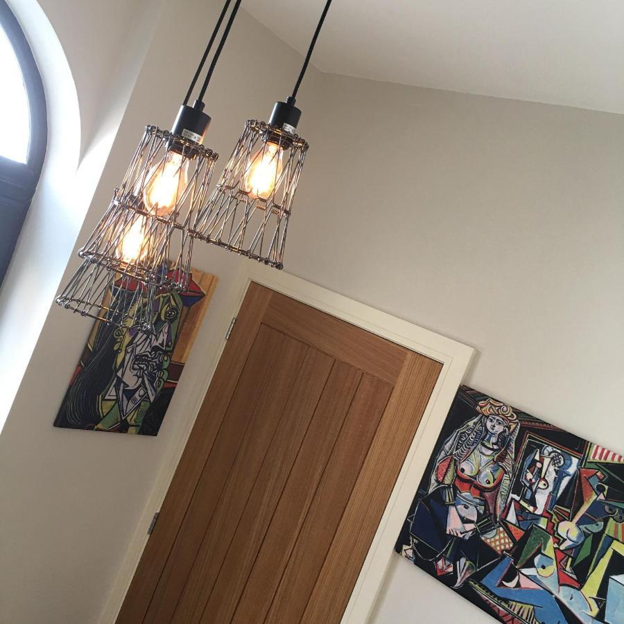 The Art Attic A Stylish Boutique Apartment ビルス・ウェールズ エクステリア 写真