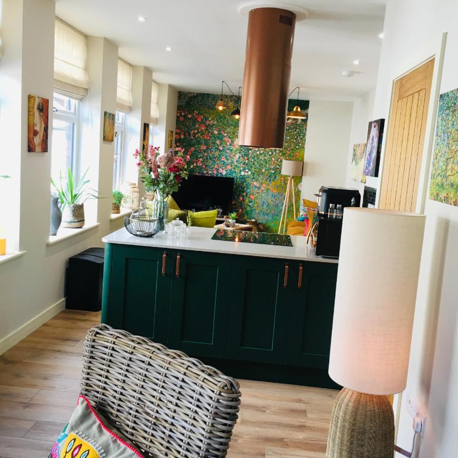 The Art Attic A Stylish Boutique Apartment ビルス・ウェールズ エクステリア 写真