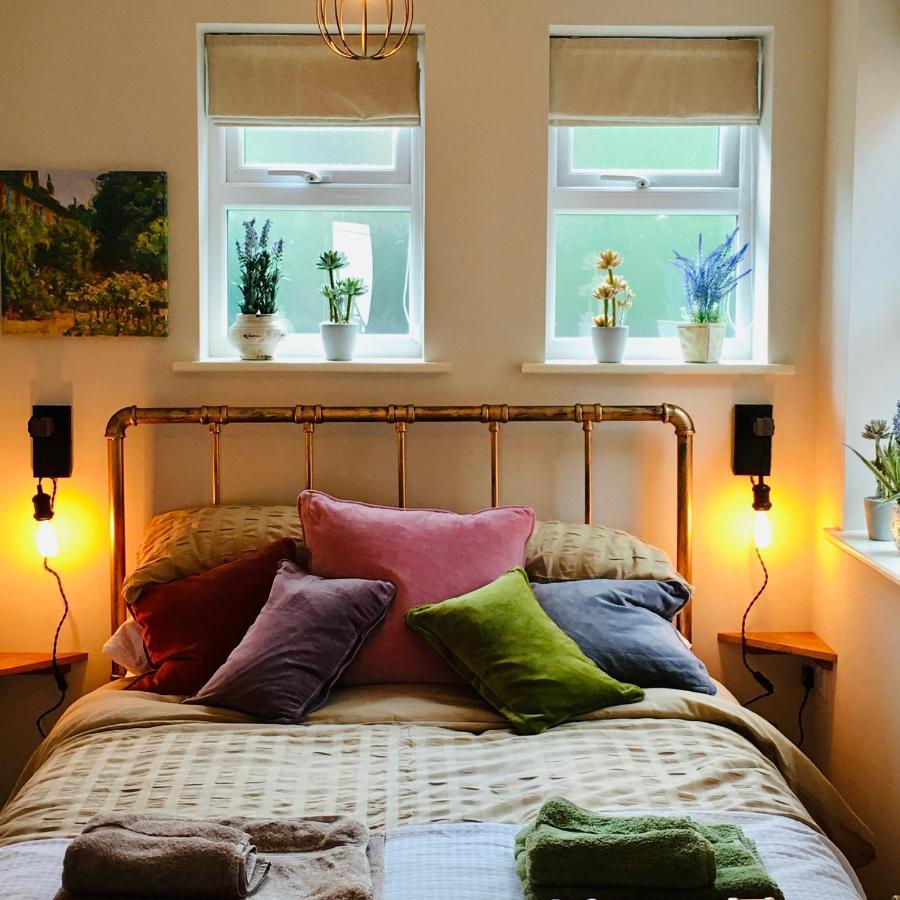 The Art Attic A Stylish Boutique Apartment ビルス・ウェールズ エクステリア 写真