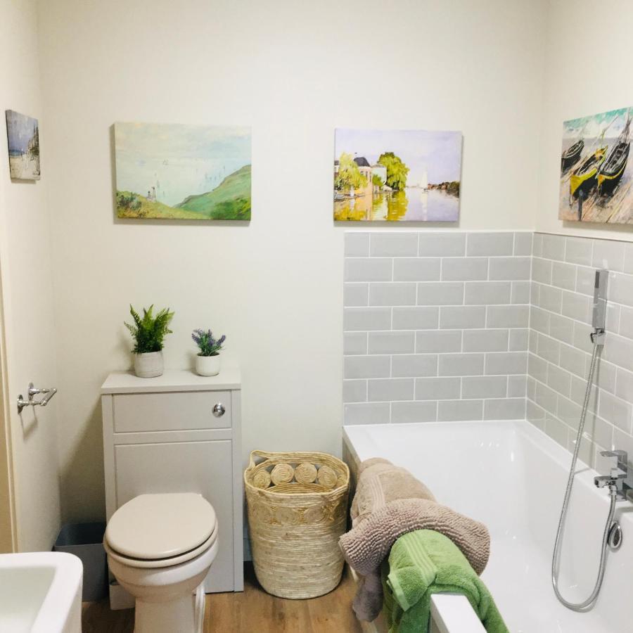 The Art Attic A Stylish Boutique Apartment ビルス・ウェールズ エクステリア 写真