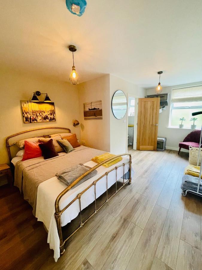 The Art Attic A Stylish Boutique Apartment ビルス・ウェールズ エクステリア 写真