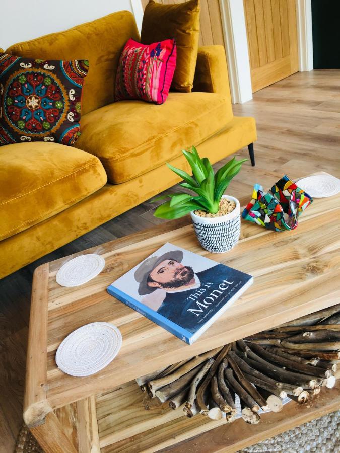 The Art Attic A Stylish Boutique Apartment ビルス・ウェールズ エクステリア 写真