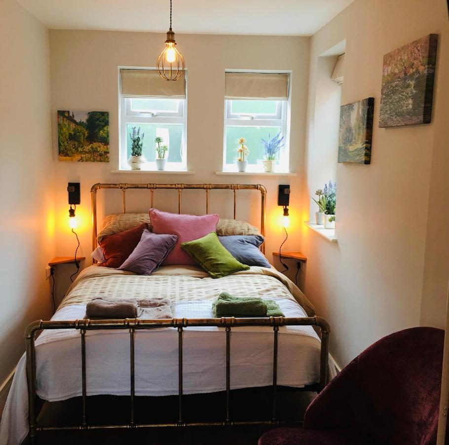 The Art Attic A Stylish Boutique Apartment ビルス・ウェールズ エクステリア 写真