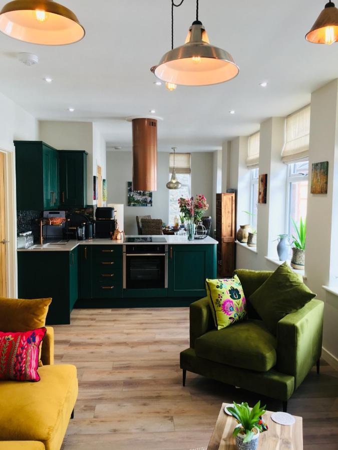 The Art Attic A Stylish Boutique Apartment ビルス・ウェールズ エクステリア 写真