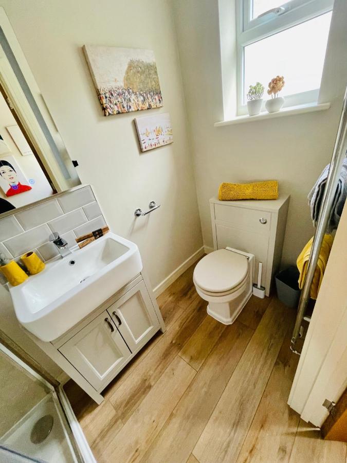 The Art Attic A Stylish Boutique Apartment ビルス・ウェールズ エクステリア 写真