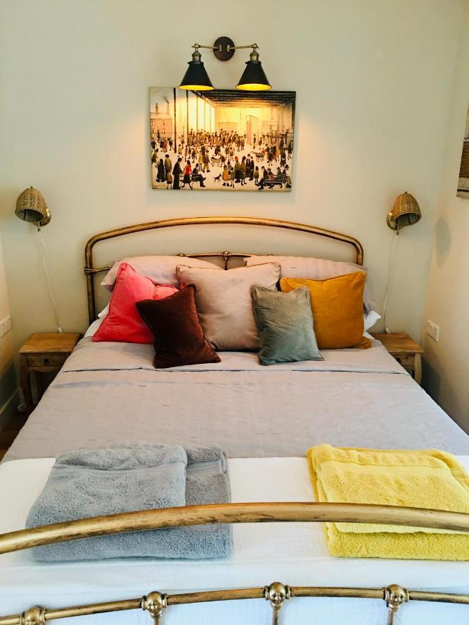 The Art Attic A Stylish Boutique Apartment ビルス・ウェールズ エクステリア 写真